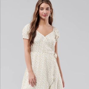 NWT Hollister Ditzy Floral Puff Sleeve Dress